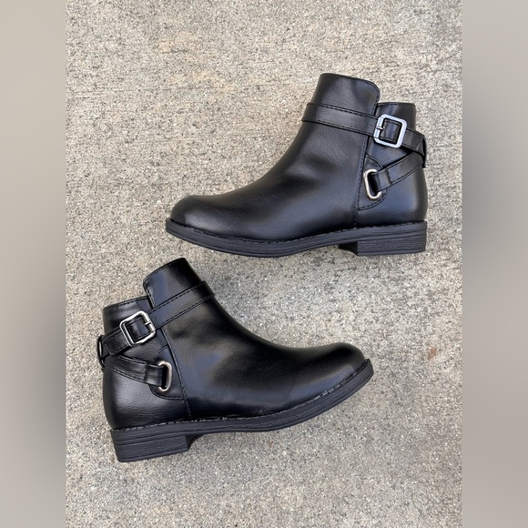 Lucita Kids zip up buckle accent ankle bootie - Picture 2 of 7